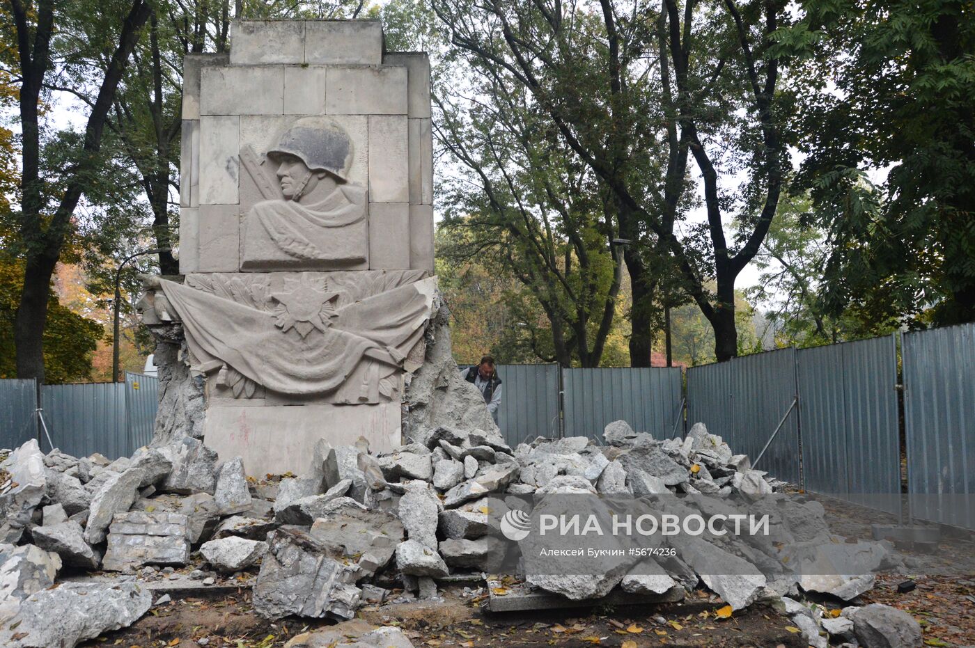Демонтаж памятника красноармейцам в Варшаве