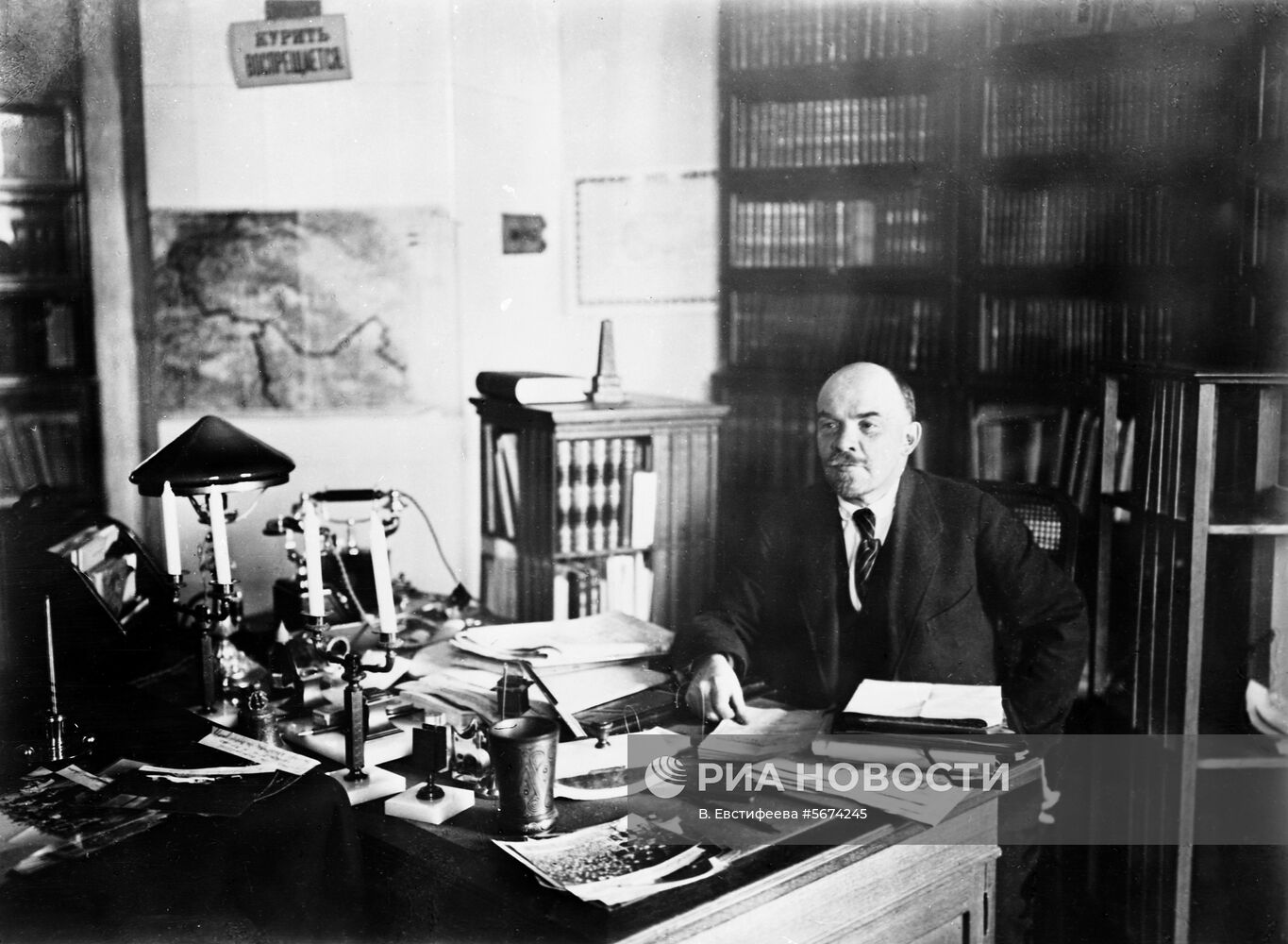 В.И. Ленин в рабочем кабинете