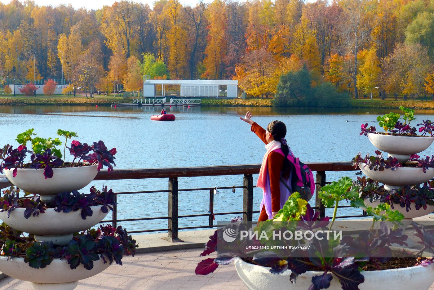 Женщина гуляет в музее-заповеднике "Царицыно" в Москве. Место: Россия, Москва. Автор: Владимир Вяткин/РИА Новости. Осень в Москве