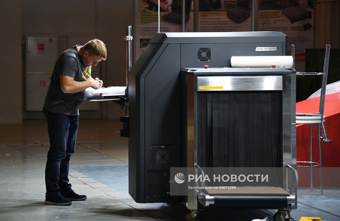 Подготовка к открытию международной выставки "Интерполитех - 2018"