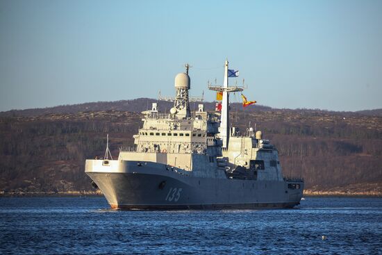 Большой десантный корабль "Иван Грен" прибыл в порт Мурманска