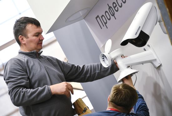 Подготовка к открытию международной выставки "Интерполитех - 2018" 