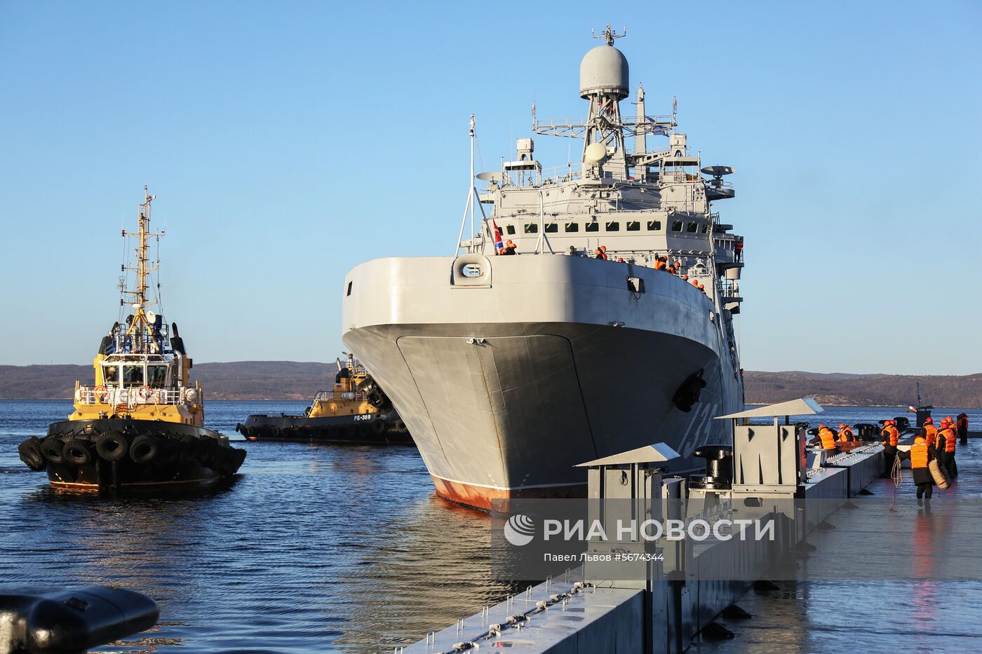 Большой десантный корабль "Иван Грен" прибыл в порт Мурманска