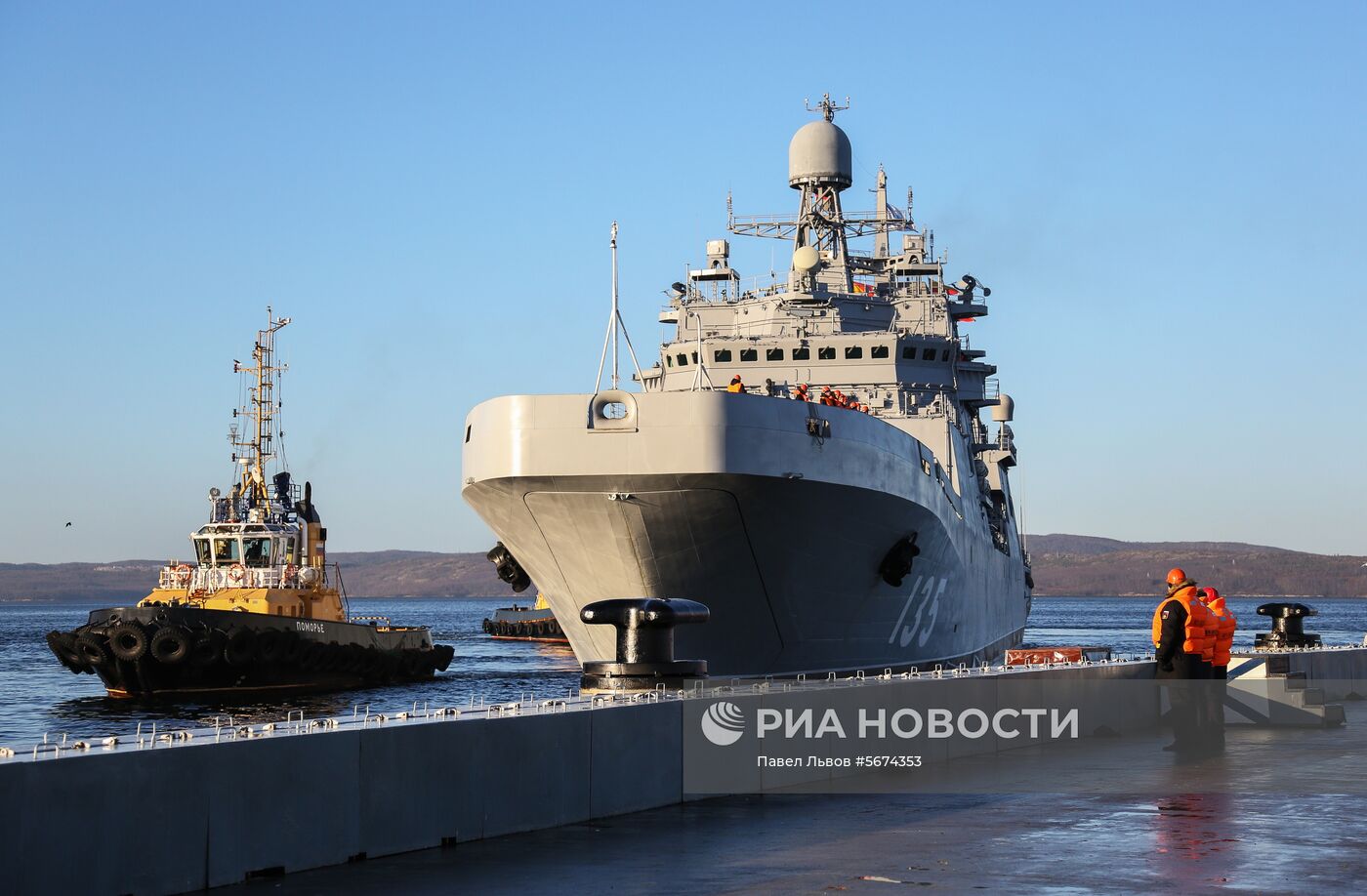 Большой десантный корабль "Иван Грен" прибыл в порт Мурманска