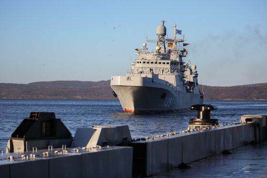 Большой десантный корабль "Иван Грен" прибыл в порт Мурманска
