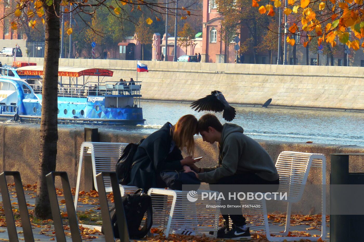 Молодые люди на Крымской набережной в парке искусств Музеон в Москве. Место: Россия, Москва. Автор: Владимир Вяткин/РИА Новости. Осень в Москве