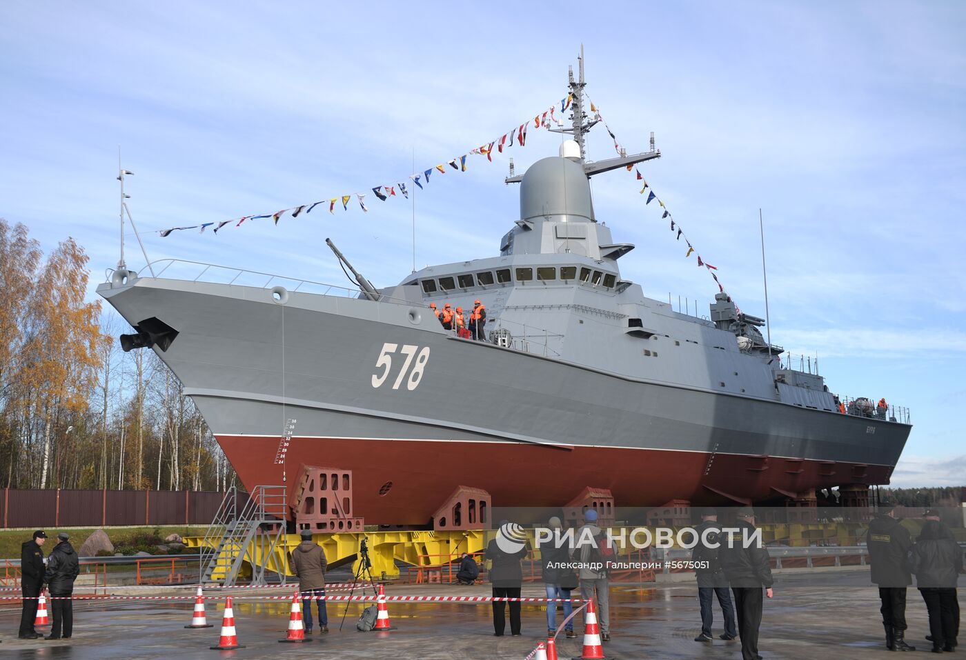 Малый ракетный корабль "Буря" проекта 22800 перед началом спуска на воду на Ленинградском судостроительном заводе "Пелла" в Ленинградской области. Малый ракетный корабль станет третьим из серии нового поколения проекта 22800. Он оснащен новейшим вооружением, в том числе высокоточным ракетным оружием и артиллерийскими комплексами. Место: Россия, Ленинградская область. Автор: Александр Гальперин/РИА Новости. Спуск на воду малого ракетного корабля "Буря"