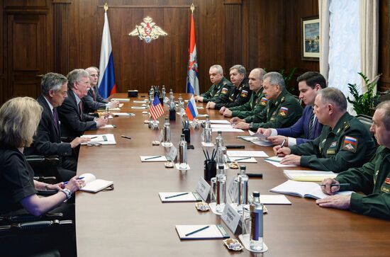 Министр обороны РФ С. Шойгу встретился с помощником президента США Д. Болтоном в Москве