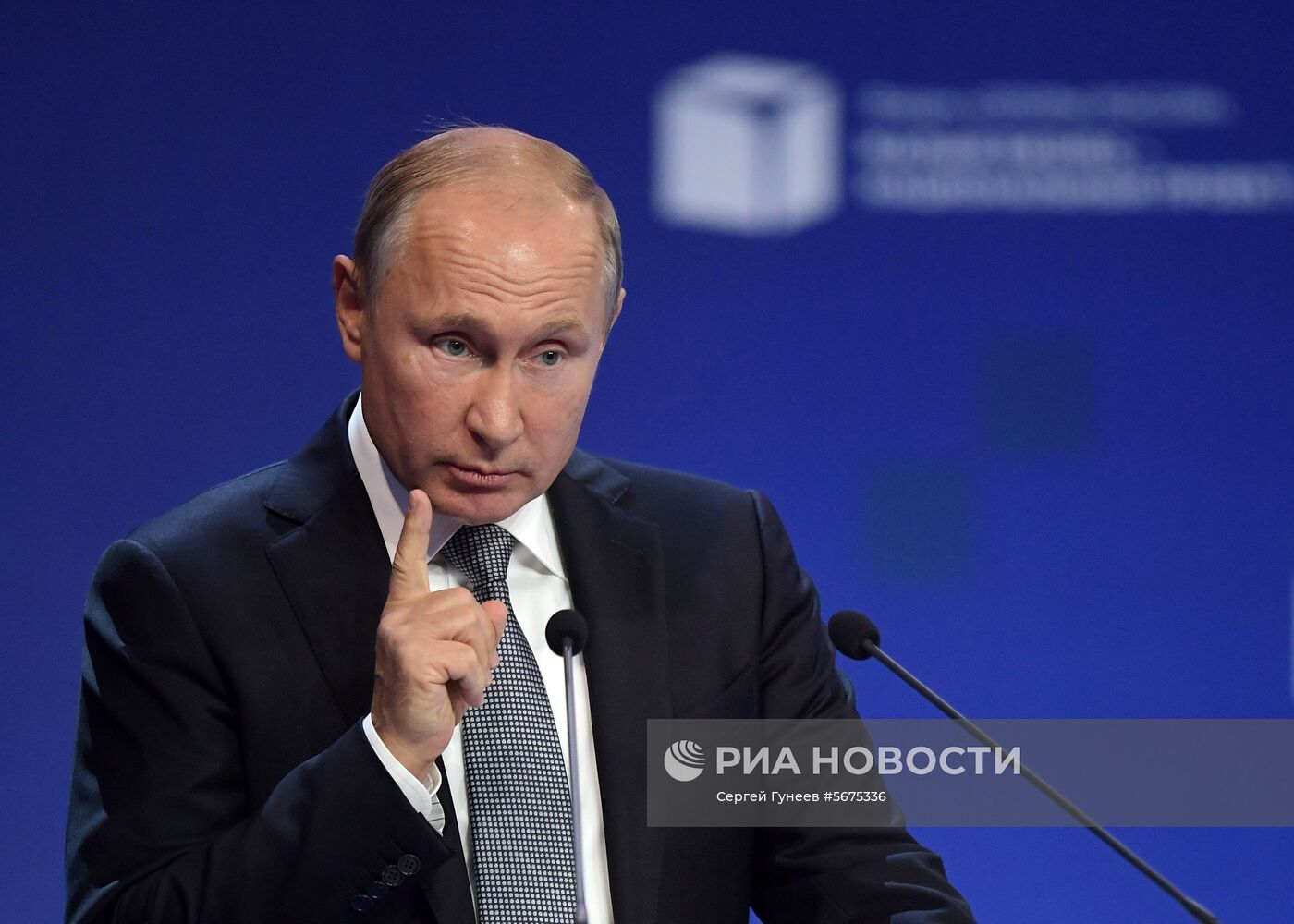Президент РФ В. Путин посетил форум «Малый бизнес – национальный проект!»