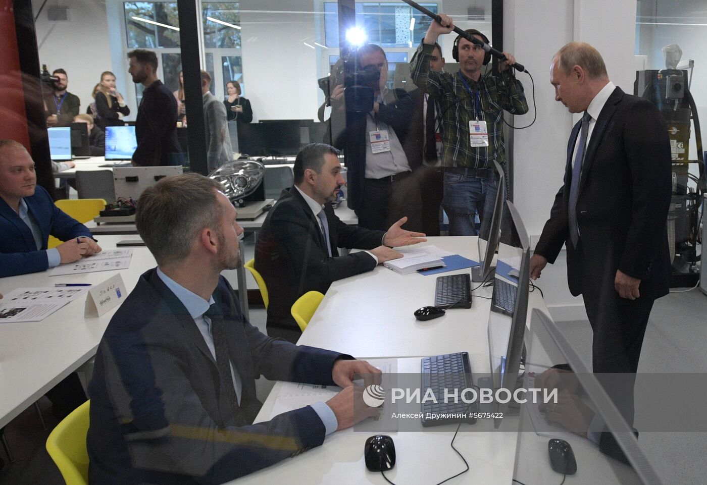 Президент РФ В. Путин посетил форум «Малый бизнес – национальный проект!»