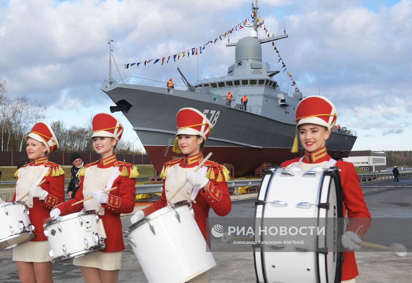 Малый ракетный корабль "Буря" проекта 22800 перед началом спуска на воду на Ленинградском судостроительном заводе "Пелла" в Ленинградской области. Малый ракетный корабль станет третьим из серии нового поколения проекта 22800. Он оснащен новейшим вооружением, в том числе высокоточным ракетным оружием и артиллерийскими комплексами. Место: Россия, Ленинградская область. Автор: Александр Гальперин/РИА Новости. Спуск на воду малого ракетного корабля "Буря"