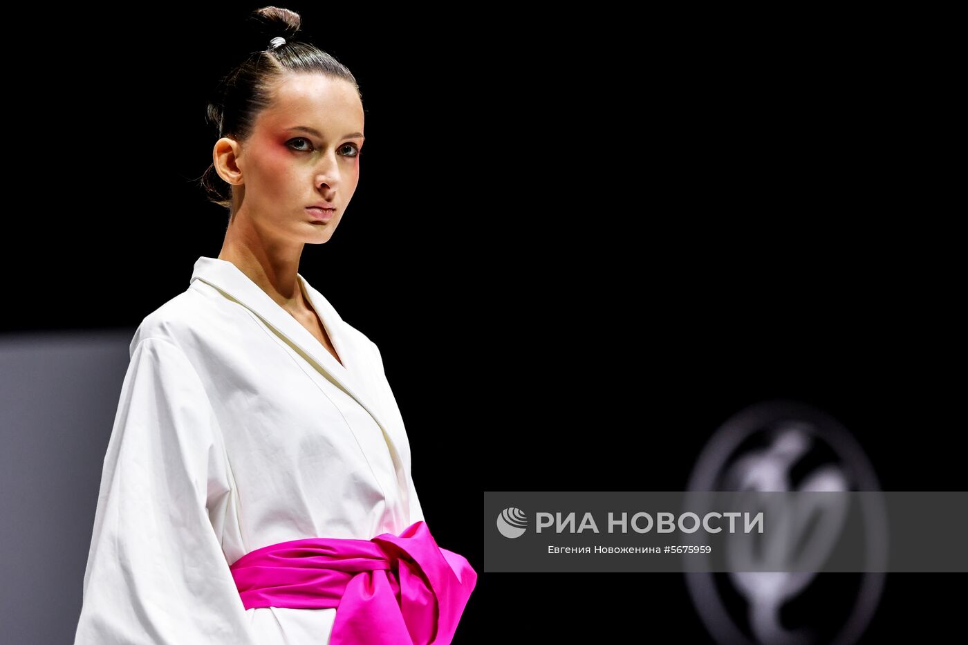 Модель демонстрирует одежду из новой коллекции весна/лето 2019 дизайнера Валентина Юдашкина на закрытом показе в рамках недели моды Moscow Fashion Week в Гостином дворе в Москве. Юбилейный показ коллекции посвящен 30-летию Дома моды. Место: Россия, Москва. Автор: Евгения Новоженина/РИА Новости. Moscow Fashion Week. День первый