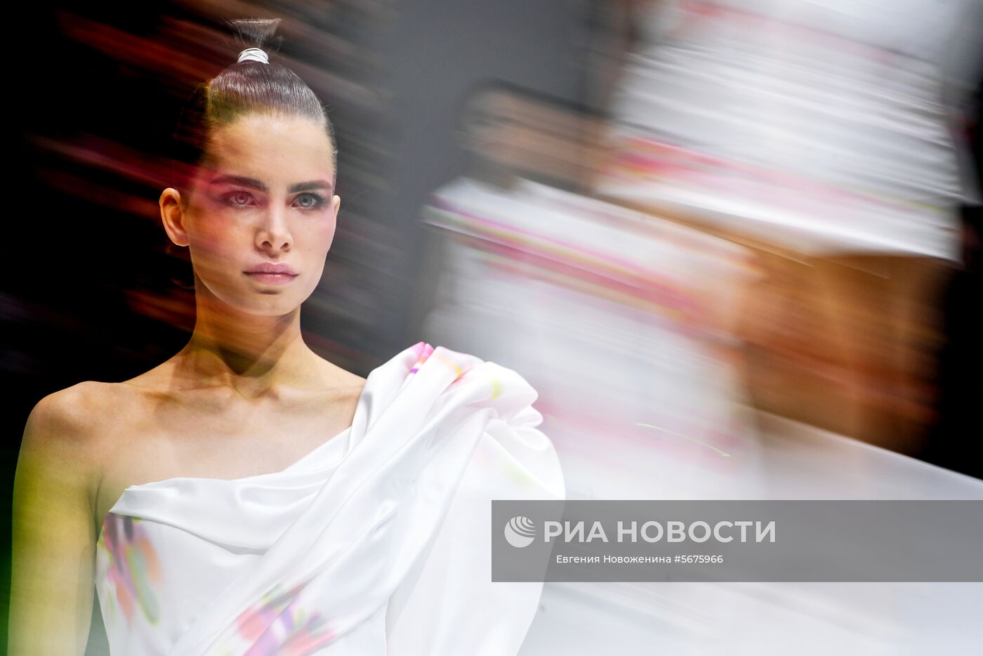 Модель демонстрирует одежду из новой коллекции весна/лето 2019 дизайнера Валентина Юдашкина на закрытом показе в рамках недели моды Moscow Fashion Week в Гостином дворе в Москве. Юбилейный показ коллекции посвящен 30-летию Дома моды. Место: Россия, Москва. Автор: Евгения Новоженина/РИА Новости. Moscow Fashion Week. День первый