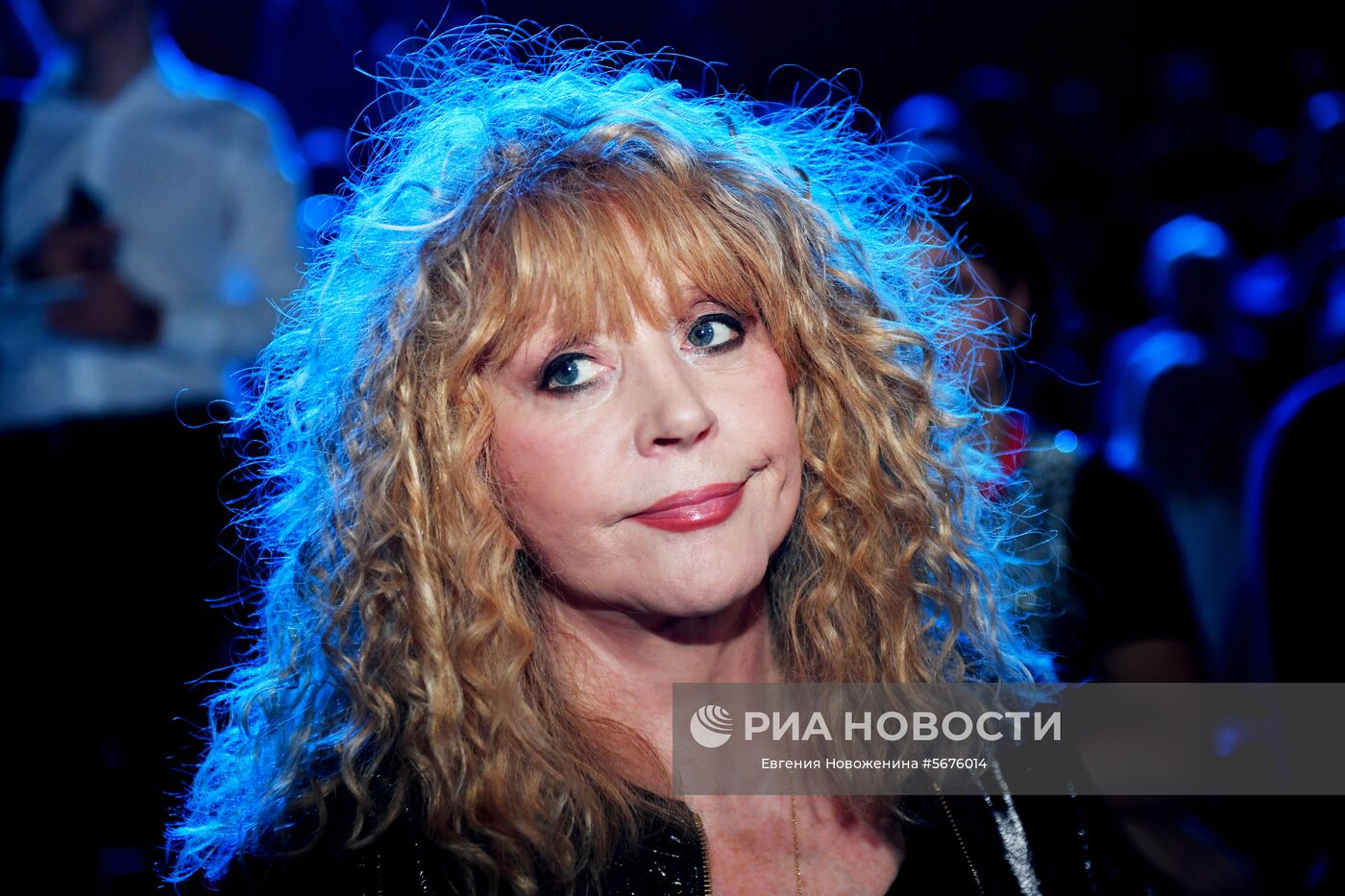 Певица Алла Пугачева на закрытом показе новой коллекции весна/лето 2019 дизайнера Валентина Юдашкина в рамках недели моды Moscow Fashion Week в Гостином дворе в Москве. Юбилейный показ коллекции посвящен 30-летию Дома моды. Место: Россия, Москва. Автор: Евгения Новоженина/РИА Новости. Moscow Fashion Week. День первый