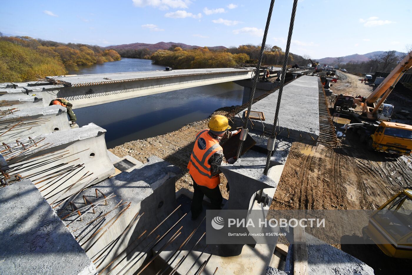 Строительство моста через реку Литовка в Приморье 