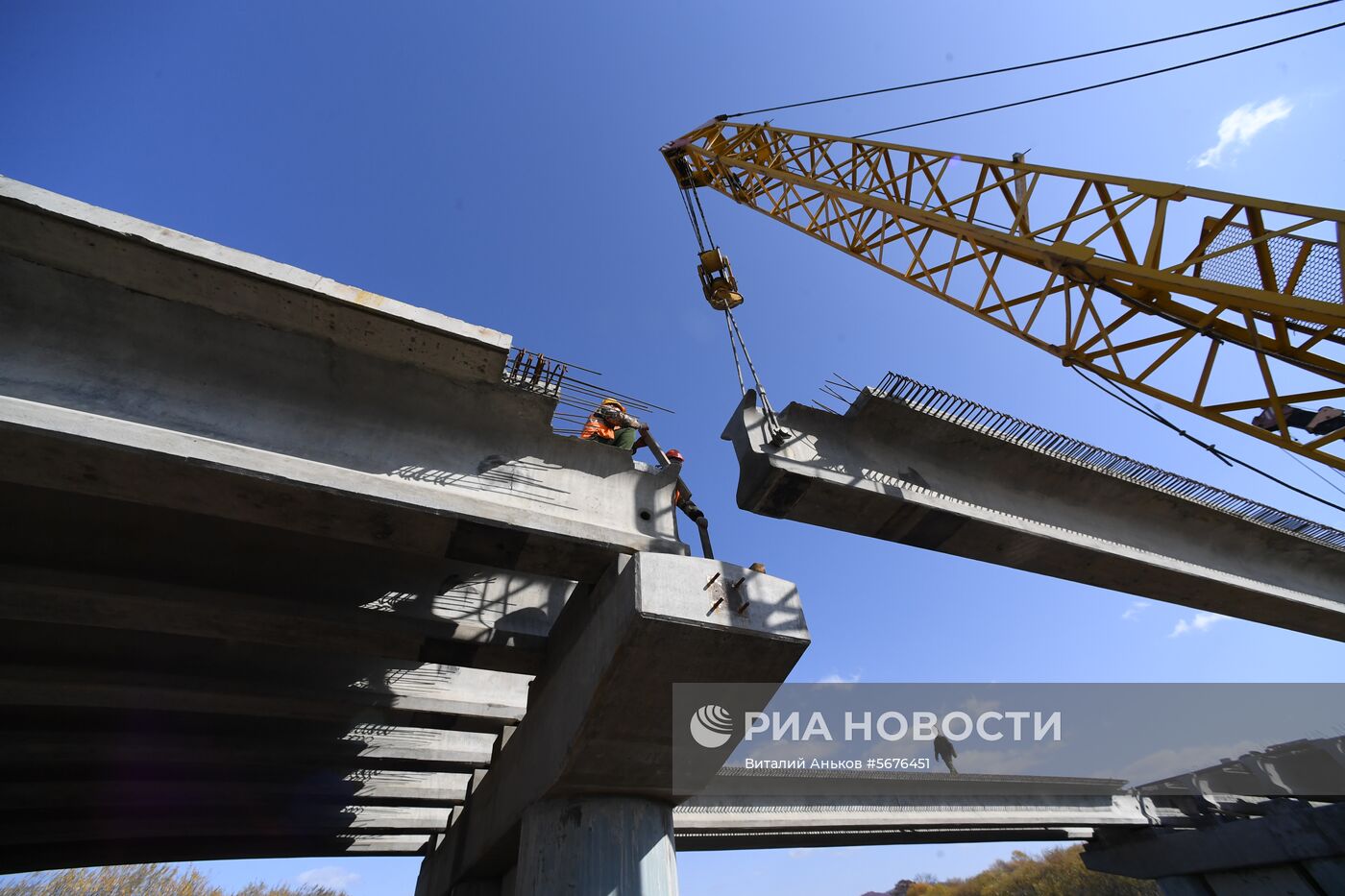 Строительство моста через реку Литовка в Приморье 