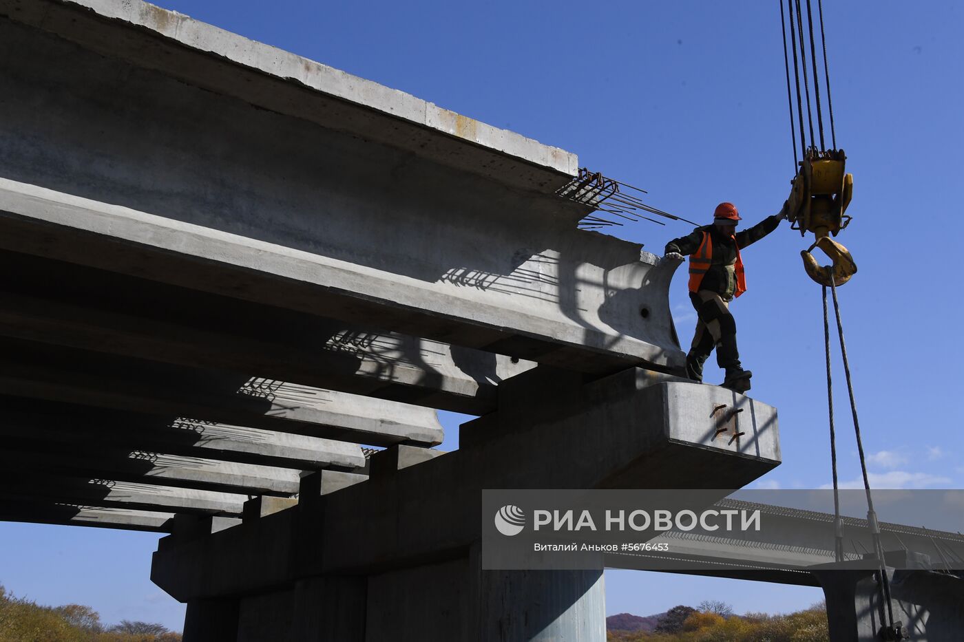 Строительство моста через реку Литовка в Приморье 