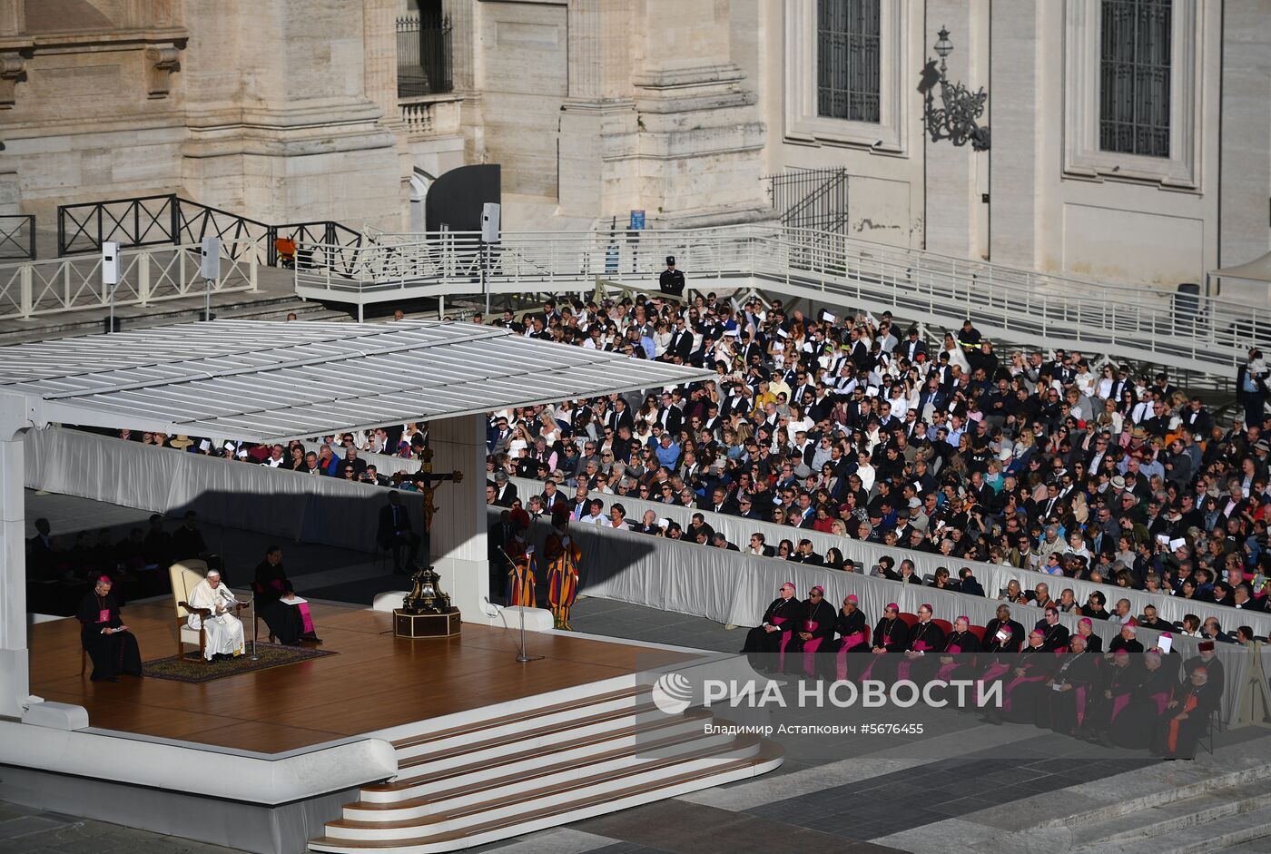 Общая аудиенция Папы Римского Франциска на площади Святого Петра в Ватикане