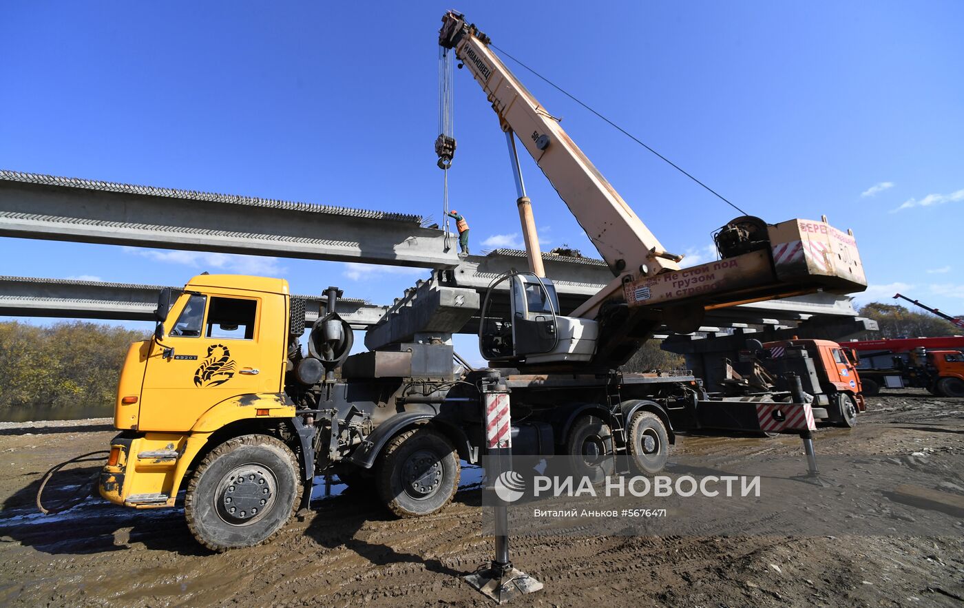 Строительство моста через реку Литовка в Приморье 