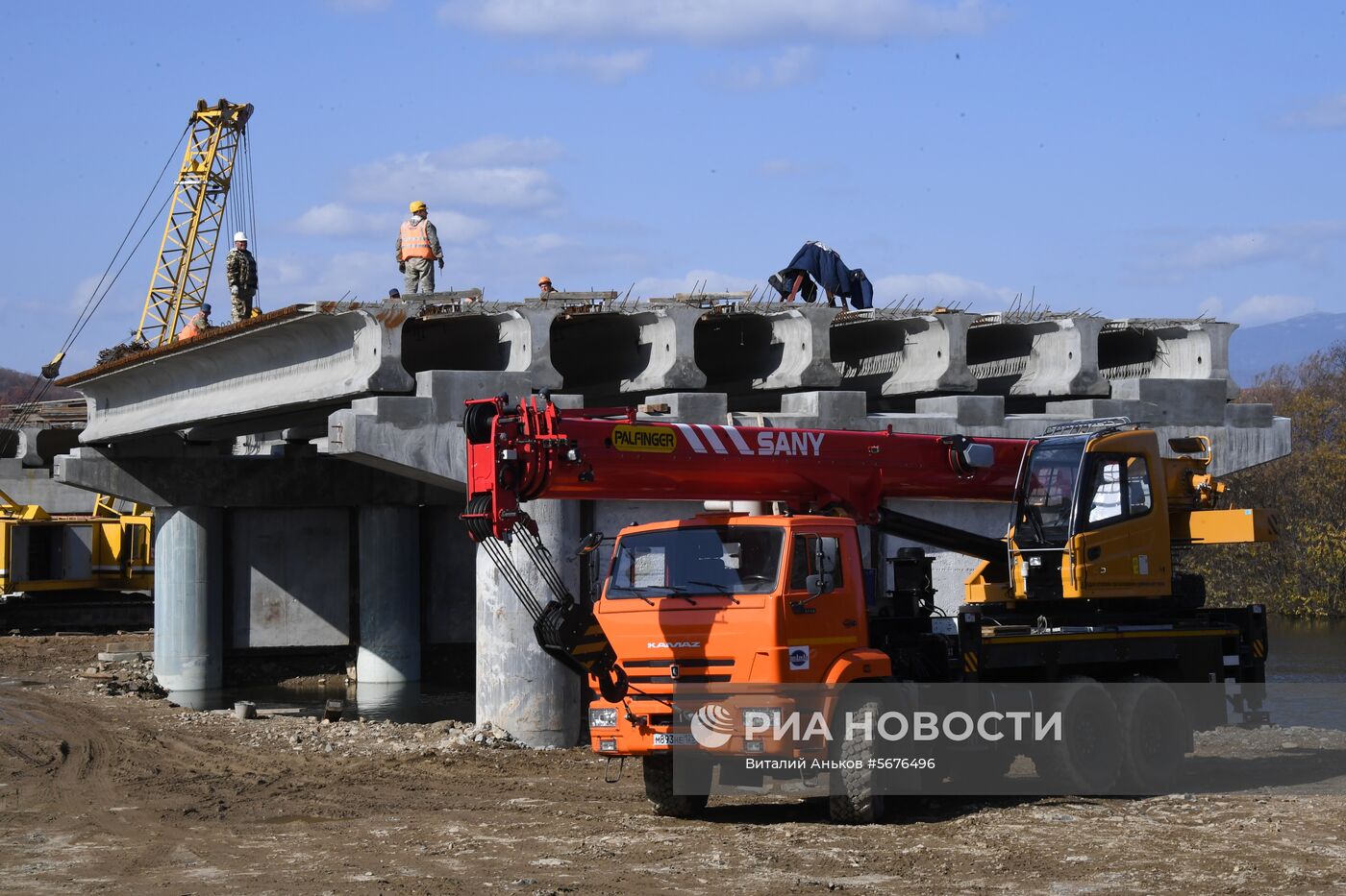 Строительство моста через реку Литовка в Приморье 