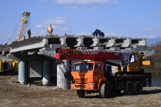 Строительство моста через реку Литовка в Приморье 