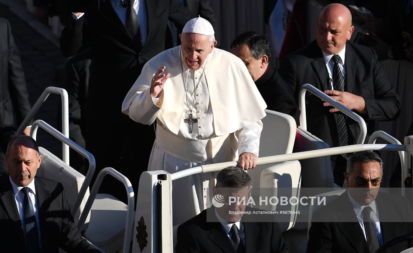 Общая аудиенция Папы Римского Франциска на площади Святого Петра в Ватикане