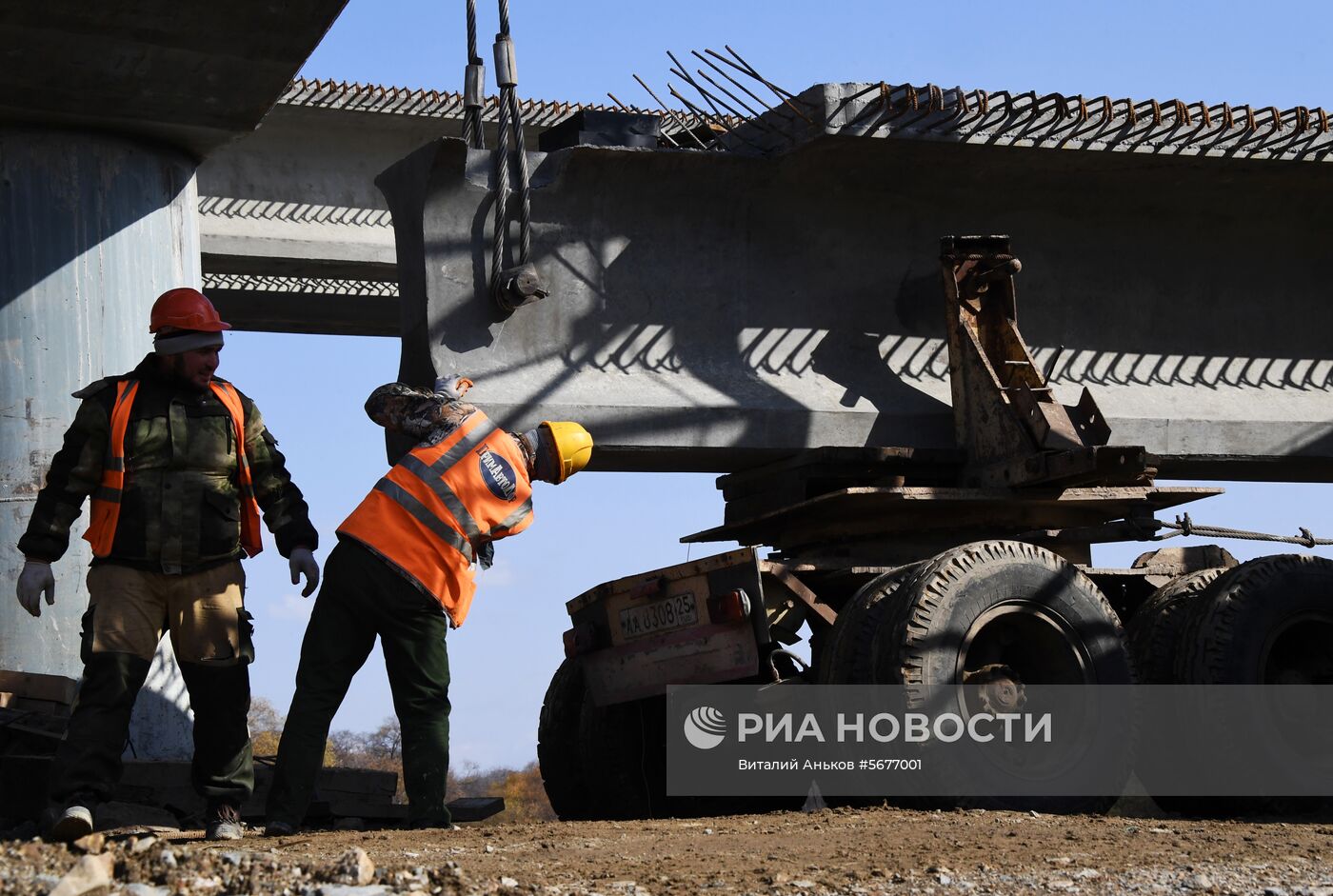 Строительство моста через реку Литовка в Приморье 