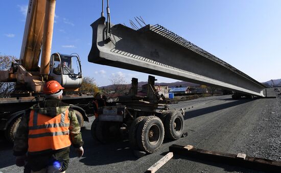 Строительство моста через реку Литовка в Приморье 