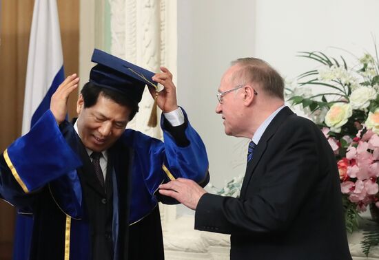 Вручение диплома почетного доктора Дипакадемии послу Китая в РФ Ли Хуэю 