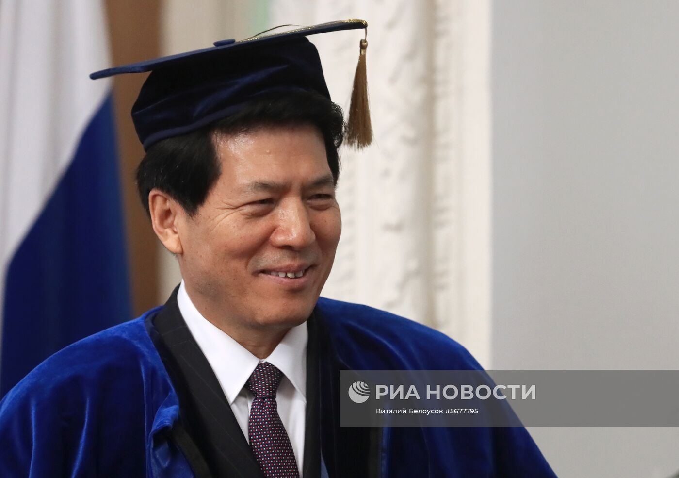 Вручение диплома почетного доктора Дипакадемии послу Китая в РФ Ли Хуэю 