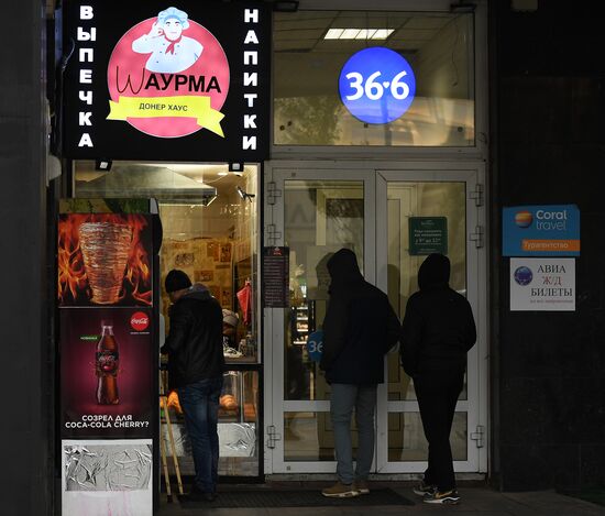 Роспотребнадзор нашел нарушения в точках продажи шаурмы