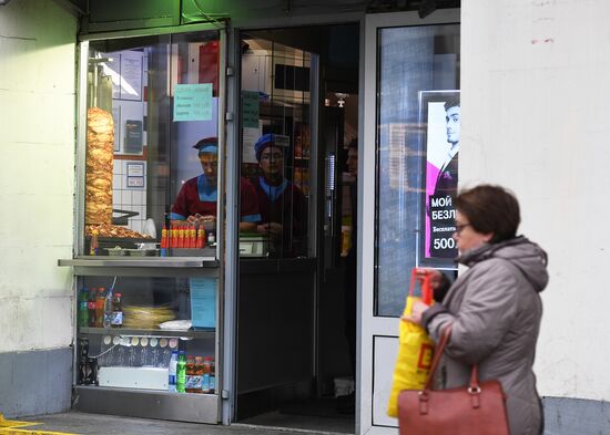 Роспотребнадзор нашел нарушения в точках продажи шаурмы