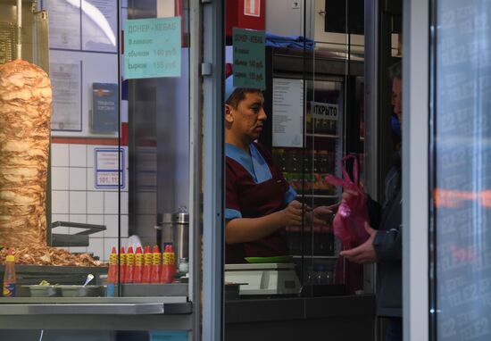 Роспотребнадзор нашел нарушения в точках продажи шаурмы