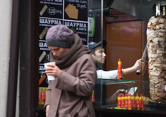 Роспотребнадзор нашел нарушения в точках продажи шаурмы