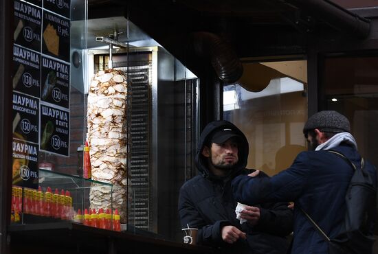 Роспотребнадзор нашел нарушения в точках продажи шаурмы