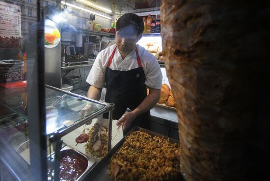 Роспотребнадзор нашел нарушения в точках продажи шаурмы