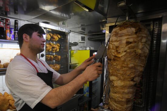 Роспотребнадзор нашел нарушения в точках продажи шаурмы