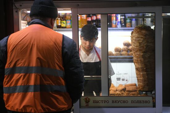Роспотребнадзор нашел нарушения в точках продажи шаурмы