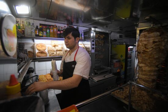 Роспотребнадзор нашел нарушения в точках продажи шаурмы