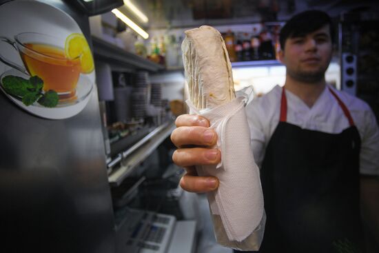 Роспотребнадзор нашел нарушения в точках продажи шаурмы