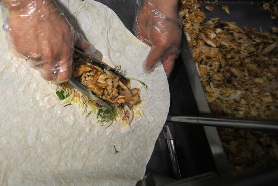 Роспотребнадзор нашел нарушения в точках продажи шаурмы