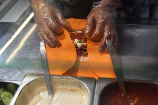 Роспотребнадзор нашел нарушения в точках продажи шаурмы