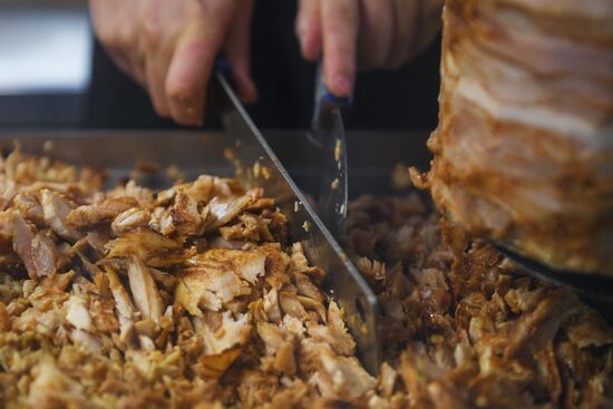 Роспотребнадзор нашел нарушения в точках продажи шаурмы