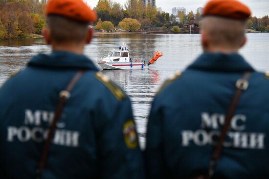 Подготовки спасателей и водолазов к работе зимой