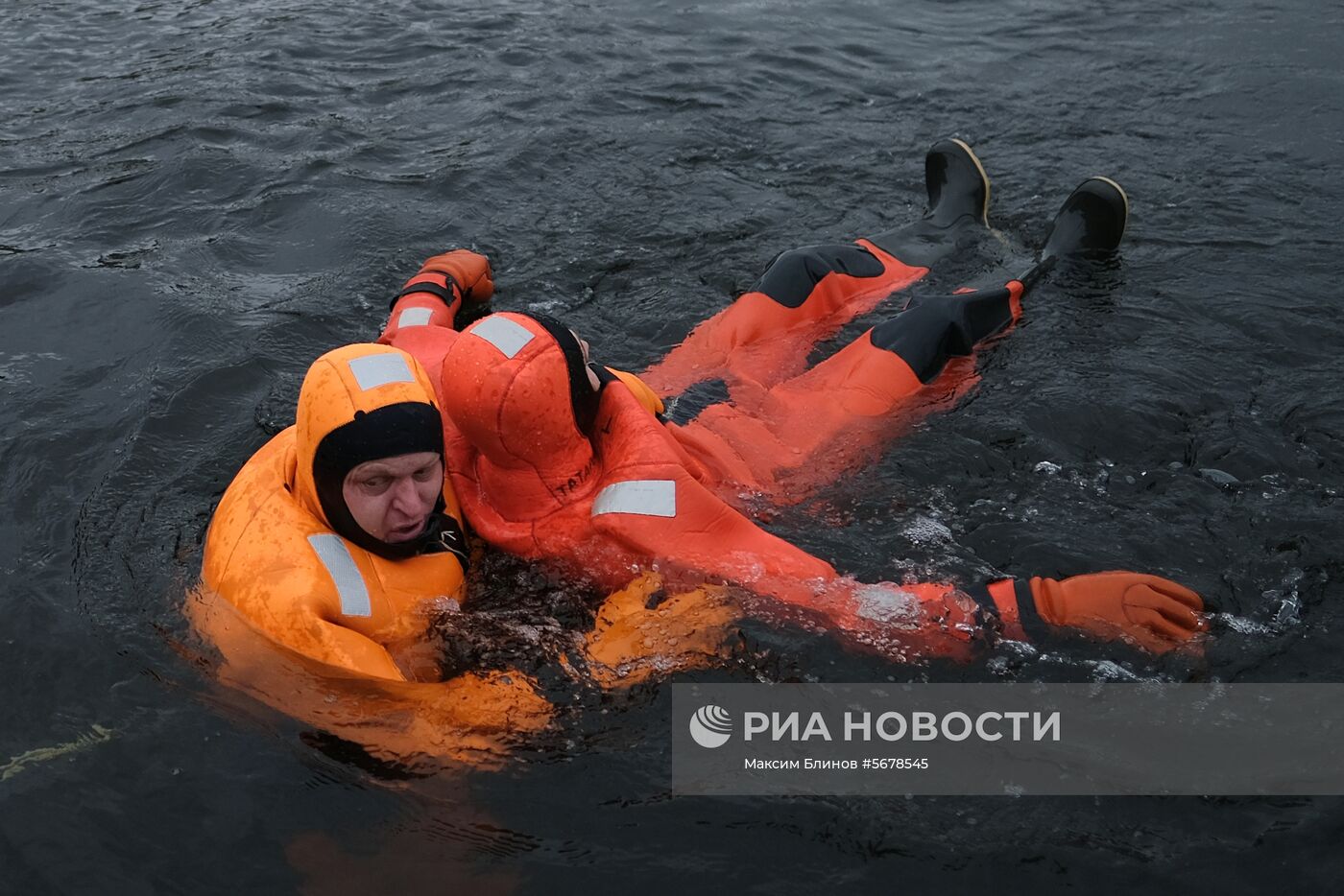 Подготовки спасателей и водолазов к работе зимой