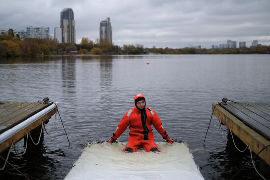 Подготовки спасателей и водолазов к работе зимой