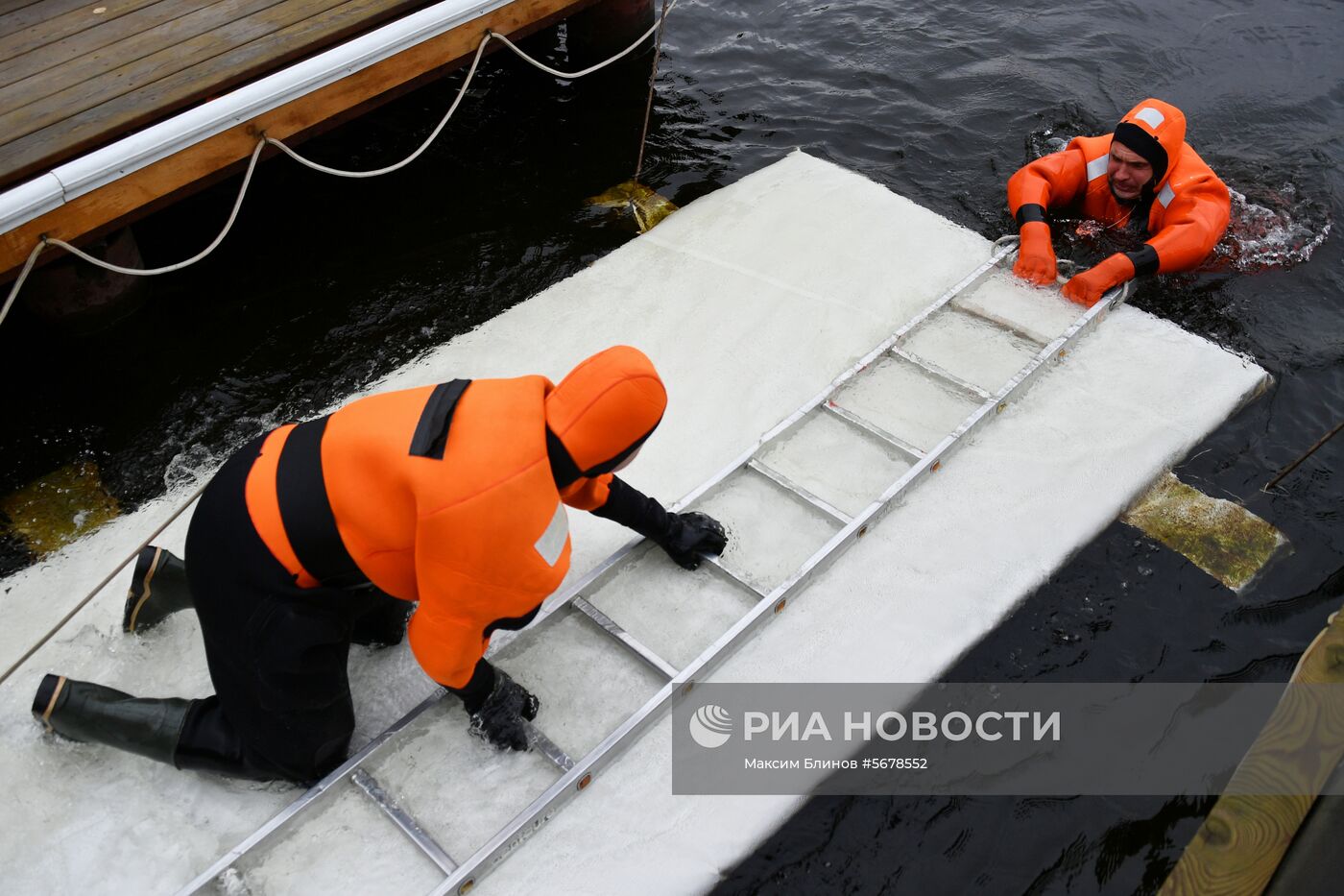 Подготовки спасателей и водолазов к работе зимой