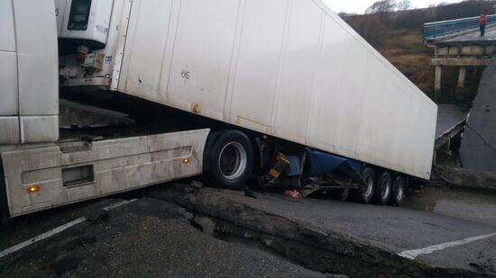 Обрушение автомобильного моста в Приморье
