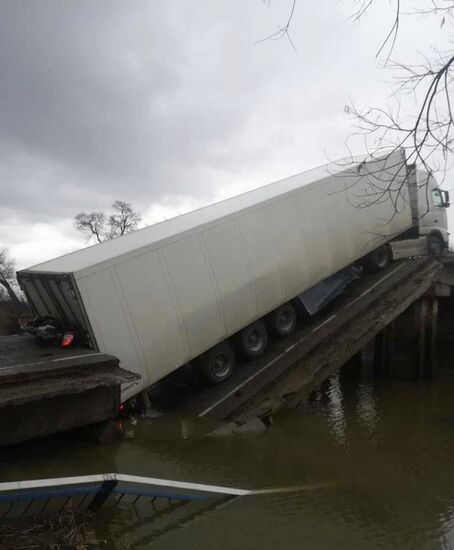 Обрушение автомобильного моста в Приморье