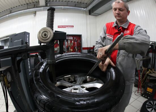 Сезонная смена летней автомобильной резины на зимнюю